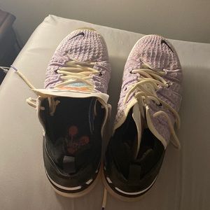 Basketball shoes worn once